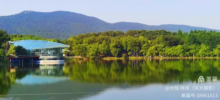 夏日清凉绿幽的中山陵前湖